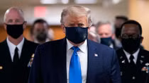 Mỹ hơn 60.000 ca COVID-19 mỗi ngày, ông Trump lần đầu đeo khẩu trang