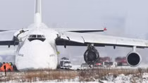 Siêu vận tải cơ An-124 nổ động cơ, trượt khỏi đường băng