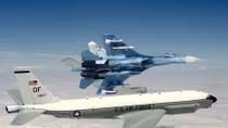  Trinh sát cơ Mỹ suýt rơi vì bị Su-27 Nga cắt mặt