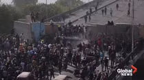 Người biểu tình chiếm cầu chiến lược ở Baghdad, ùn ùn tiến vào "vùng xanh"