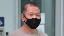 Nguy cơ lĩnh 2 tháng tù giam vì ho vào mặt nhân viên siêu thị