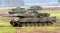 NATO nói gì về cáo buộc triển khai xe tăng sát biên giới Belarus lúc nhạy cảm?