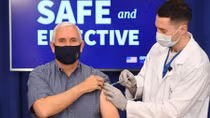 Phó Tổng thống Mỹ tiêm vaccine COVID-19 trên truyền hình