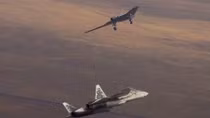 Nga hé lộ phiên bản Su-57 độc đáo dùng điều khiển 4 UAV Okhotnik