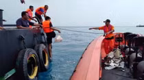 Tìm thấy hộp đen máy bay Indonesia lao xuống biển