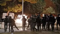 Cảnh sát Israel đụng độ người Palestine gần đền thiêng ở Jerusalem