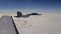 Su-27 Nga báo động khẩn, xuất kích chặn trinh sát cơ Mỹ gần không phận