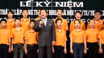 Đại sứ Sugi Ryotaro nhận trẻ em mồ côi tại làng Birla Hà Nội làm con nuôi