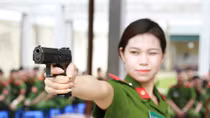 Học viên cảnh sát bắn súng, luyện võ trong nắng hè chói chang