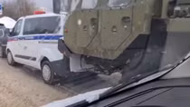 Xe chở tên lửa S-400 đâm trúng xe cảnh sát ở Moscow