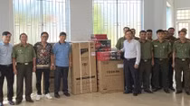 Công an cửa khẩu Phú Quốc đón nhận nhiều phần quà thiết thực