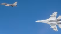 Su-27 Nga nghiêng cánh khoe vũ khí dọa F-16 NATO trên biển Baltic