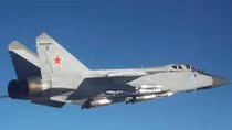 Video siêu tiêm kích MiG-31 Nga xua đuổi trinh sát cơ Mỹ
