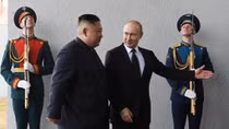 Chủ tịch Kim Jong-un tặng thanh kiếm quý cho Tổng thống Putin