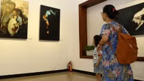 Bất chấp mưa gió, người dân Thủ đô đến thưởng lãm ảnh nude nghệ thuật