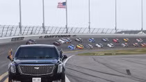 Ông Trump ngồi "Quái thú" dẫn đầu đoàn xe đua giải NASCAR