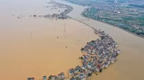 Trung Quốc "oằn mình" trong đợt mưa lũ lịch sử