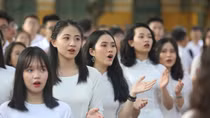 Nữ sinh Chu Văn An rạng ngời trong tà áo dài ngày khai giảng