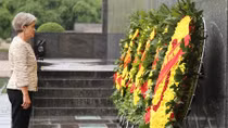 Tổng Giám đốc UNESCO vào Lăng viếng Chủ tịch Hồ Chí Minh