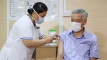 Thủ tướng Singapore Lý Hiển Long tiêm vaccine COVID-19