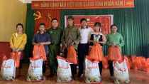 Vượt đường xa mang gạo, mắm tặng bà con vùng biên