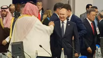  Điện Kremlin nói gì về pha đập tay chào hỏi "lạ" của Tổng thống Putin?