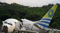 Máy bay thương mại Indonesia đâm nhau trên đường băng