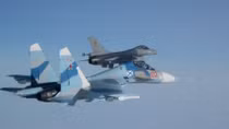 Lộ video F-15 Mỹ bám đuôi nguy hiểm Su-30 Nga trên vùng biển Baltic