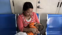 Nghiên cứu mới: Sữa mẹ có thể diệt COVID-19