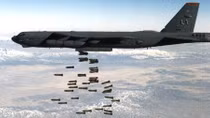 Liên quân do Mỹ dẫn đầu ồ ạt ném bom căn cứ của quân đội Syria
