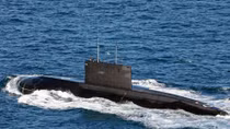 Iran kéo tàu ngầm Fateh ra Eo biển Hormuz, Mỹ lập tức rút máy bay