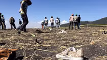 Mảnh vỡ, đồ dùng nằm la liệt tại hiện trường vụ rơi máy bay Ethiopia