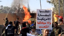 Người biểu tình Iraq xô tường, đốt phá sứ quán Mỹ ở Baghdad