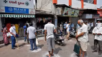 Vừa nới phong toả COVID-19, Ấn Độ nhận ngay tin dữ