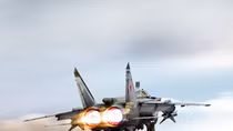 MiG-31 nổ lốp, mài càng xuống đường băng tóe lửa