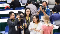 Không khí tác nghiệp sôi động tại Trung tâm Báo chí APEC ngày khai mạc 