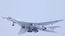 Hai siêu oanh tạc cơ Tu-160 Nga bay liên tục 10.000km tới Venezuela