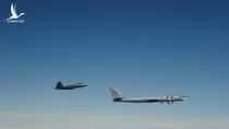 Nga triển khai 4 oanh tạc cơ Tu-95MS đến gần Mỹ, F-22 lập tức xuất hiện