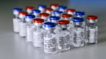 Nga về sau phương Tây trong cuộc đua tiêm chủng vaccine COVID-19