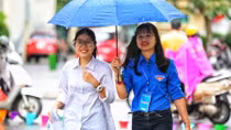 Thời tiết mát mẻ, sĩ tử Hà thành tự tin bước vào phòng thi Toán