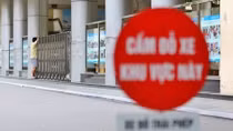 Phụ huynh ra về, các điểm thi vắng ngắt sau giờ làm bài