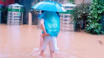 Cha lội nước lụt cõng con đi thi gây xúc động 
