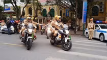 CSGT Hà Nội dùng xe chuyên dụng mở đường đưa người dân đi cấp cứu