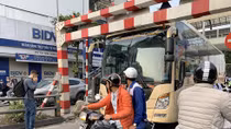Xe khách giường nằm đâm đội barie cầu vượt ở Hà Nội 