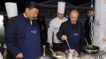 Ông Putin mời ông Tập Cận Bình trổ tài làm bánh