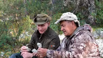 Tổng thống Putin vào rừng hái nấm, lái xe địa hình mừng sinh nhật 67 tuổi