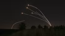 Hứng "mưa" rocket từ Dải Gaza, Israel điều xe tăng trả đũa