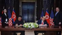 Bất ngờ về chiếc bàn "lạ", nơi ông Trump và ông Kim kí văn kiện lịch sử