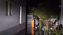 Cột cờ gãy trúng dây điện bị hở khiến 3 người tử vong