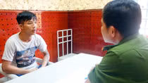 Vào tận mùng phụ nữ để giật điện thoại